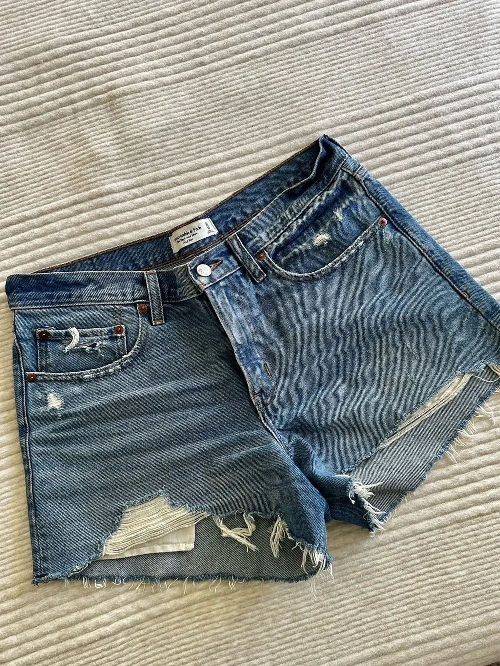 | abercrombie & fitch • the boyfriend short mid rise • size 30 |